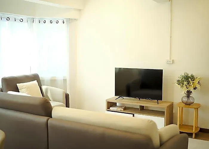 Rare To Find 3 Bedroom China Town, 2 Mins From Mrtrain 3*