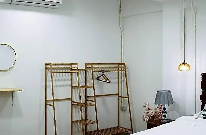 Rare To Find 3 Bedroom China Town, 2 Mins From Mrtrain ホテル